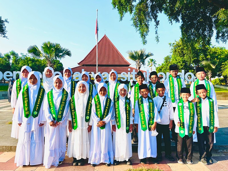 Siswa SDIT Bina Insan  Ikuti Wisuda Tahfidz Juz 30 di Pendopo Rakyat Situbondo